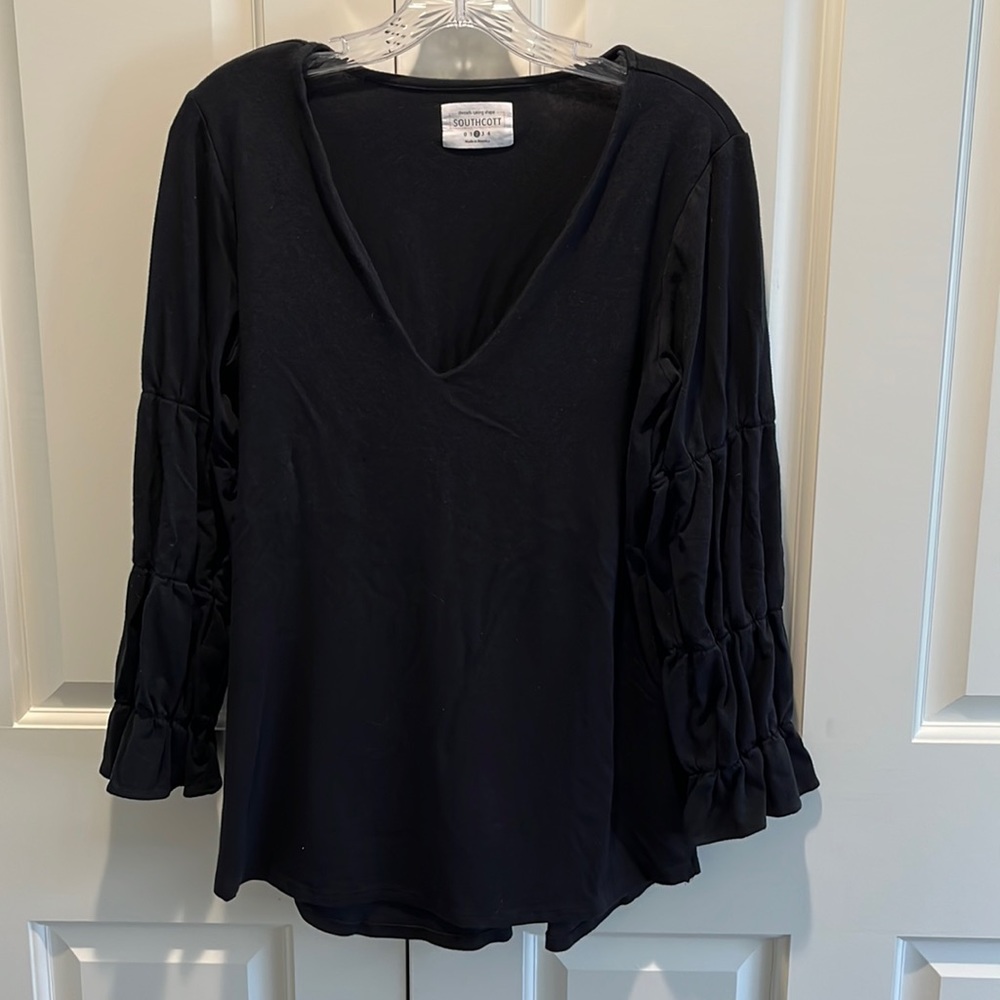 Black, v neck, 3/4 sleeve, size approx 8-10